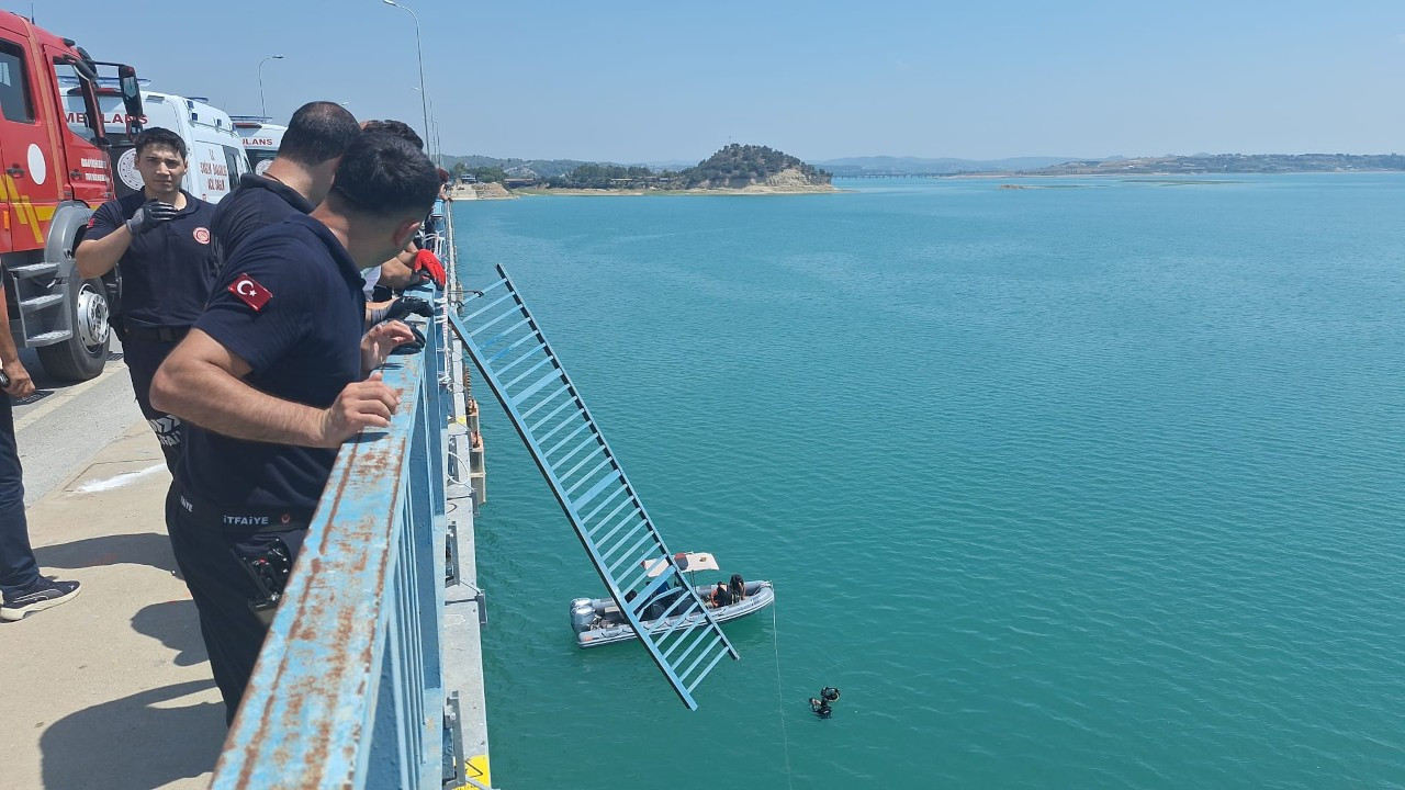 Adana’da otomobil göle düştü: 2’si çocuk 4 kişi aranıyor