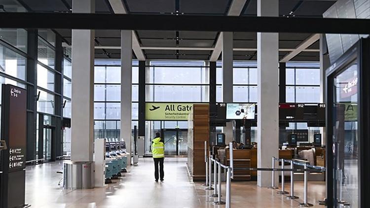 Almanya’da iklim eylemi: Frankfurt Havalimanı’nda 50 uçuş iptal edildi